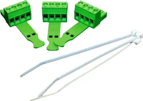 Drei grüne Steckverbinder sowie zwei weiße Kabelbinder. Produkte von Wolf, geeignet für elektrische Verbindungen und Ordnung.